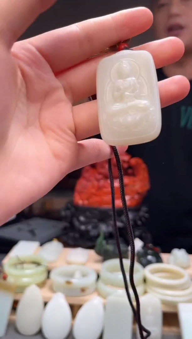 颈饰未镶嵌和田玉 吊坠微瑕