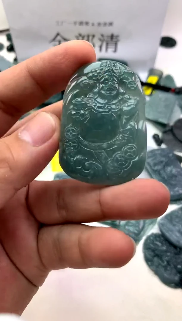 翡翠未镶嵌颈饰财神