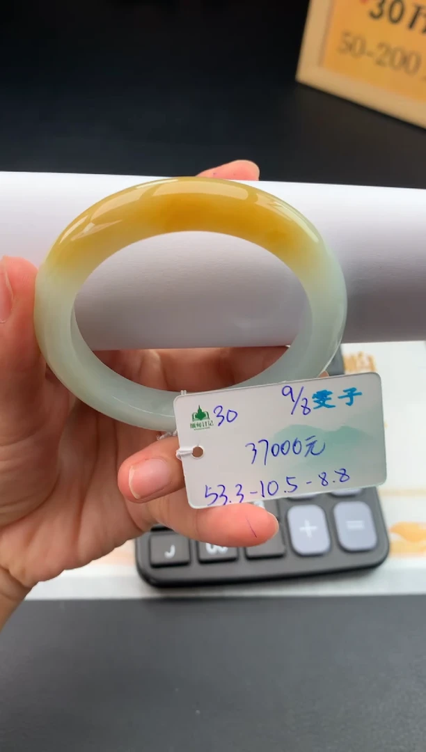 翡翠手镯未镶嵌自带#送人#，联系客服核对地址~