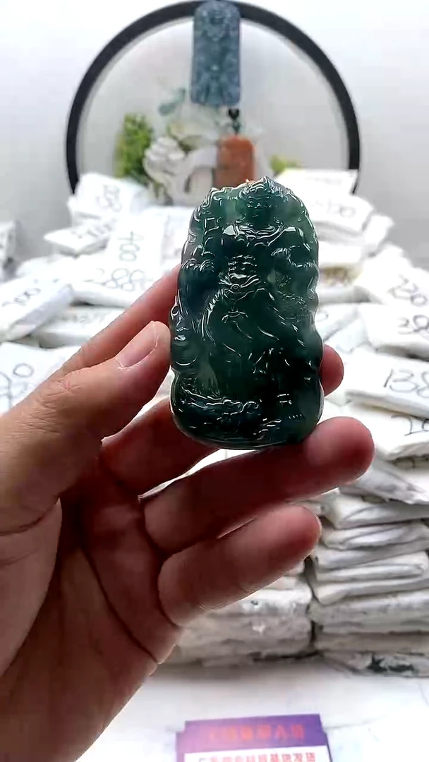 翡翠未镶嵌颈饰不动明王