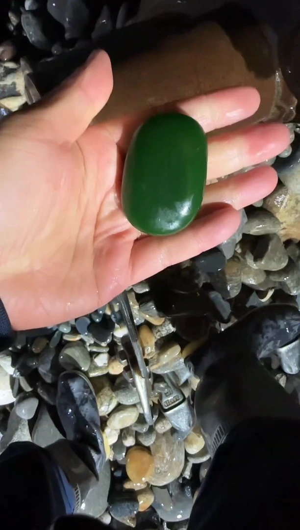 未镶嵌和田玉挂件菠菜绿