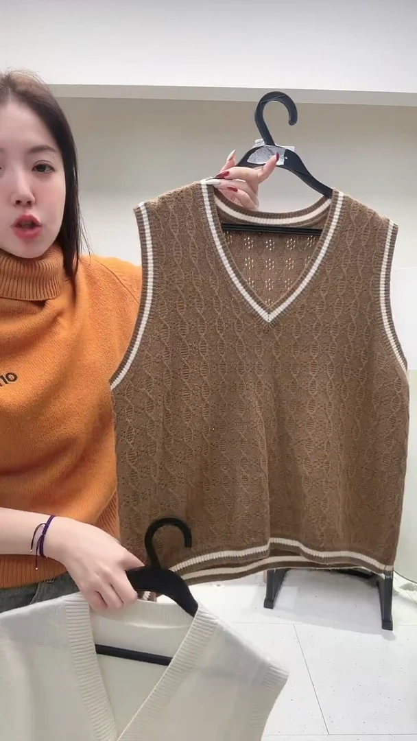 咖色V领绞花羊毛马甲