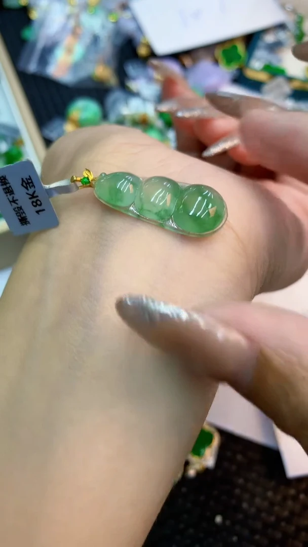 颈饰18K金镶嵌翡翠1
