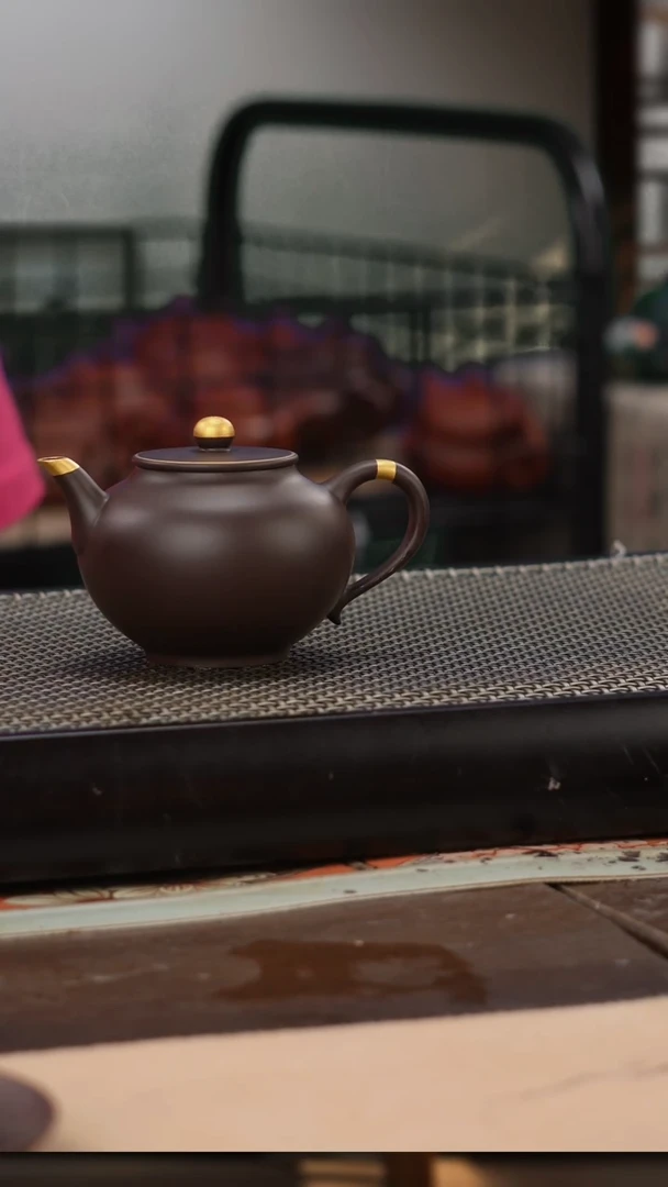 茶壶紫砂四号井茄皮紫泥描金宫灯150cc