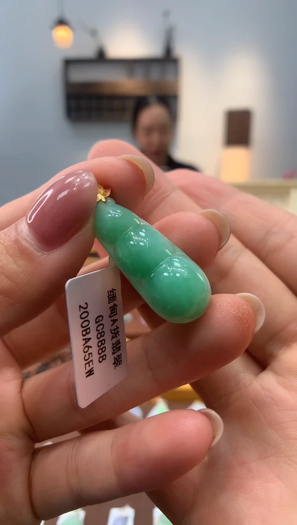 颈饰18K金镶嵌翡翠豆子