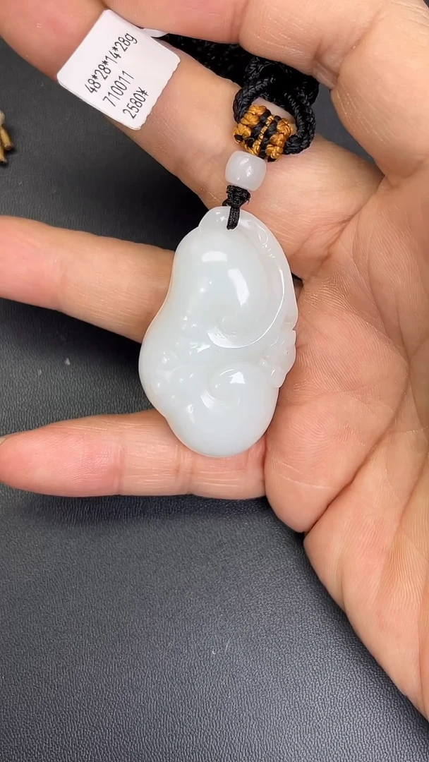 颈饰未镶嵌和田玉710011#和田玉白玉随型精雕如意灵芝吊坠多人