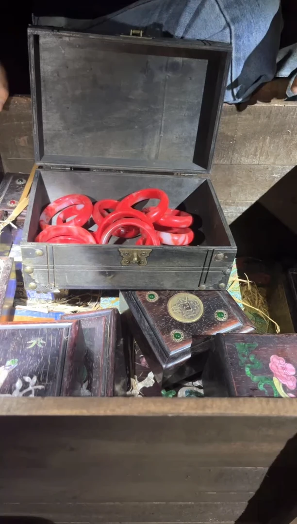 和田玉手镯未镶嵌飘血1个