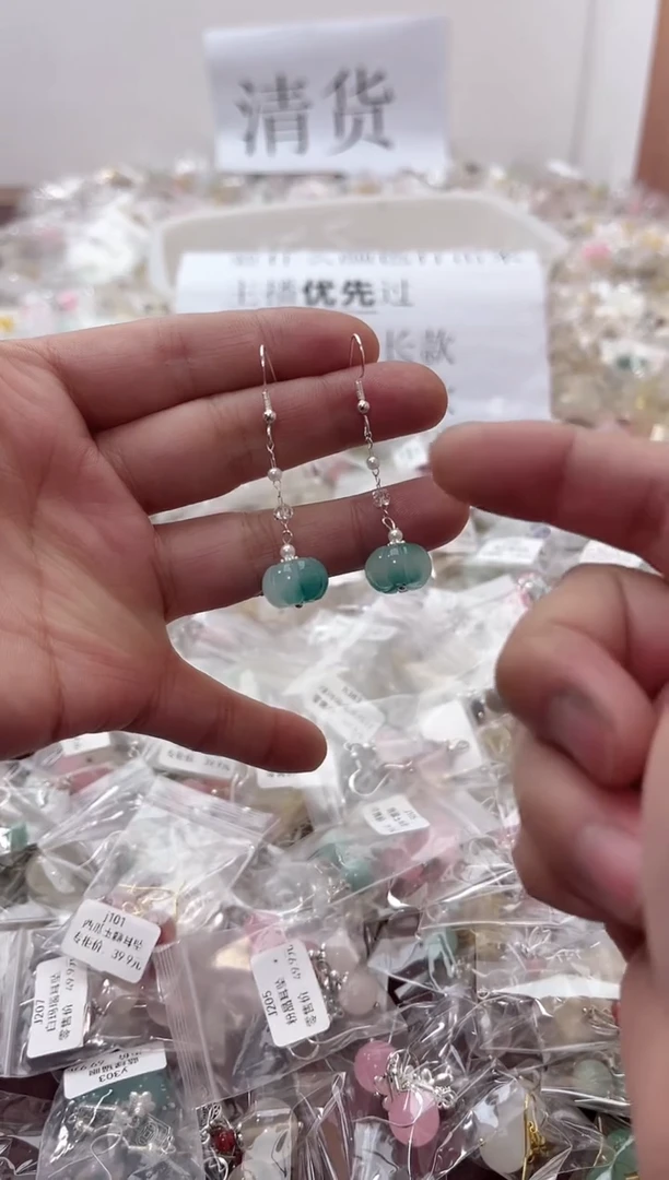 银S925镶嵌石英质玉（天山翠）耳坠h651