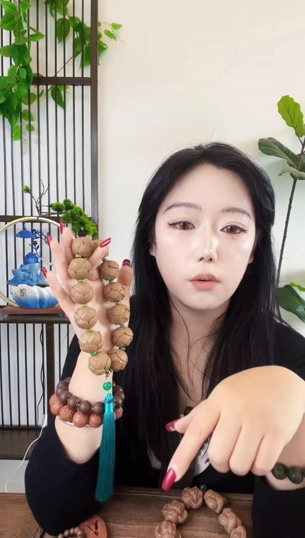 泥塑龙涎香方莲花手持一个