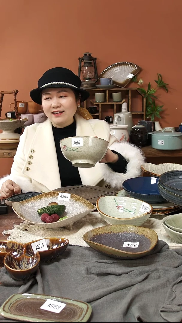 陶瓷A667 一只手绘荷花黑点18*8.5碗可能微瑕18*8.5