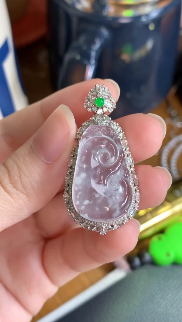 颈饰18K金镶嵌翡翠如意