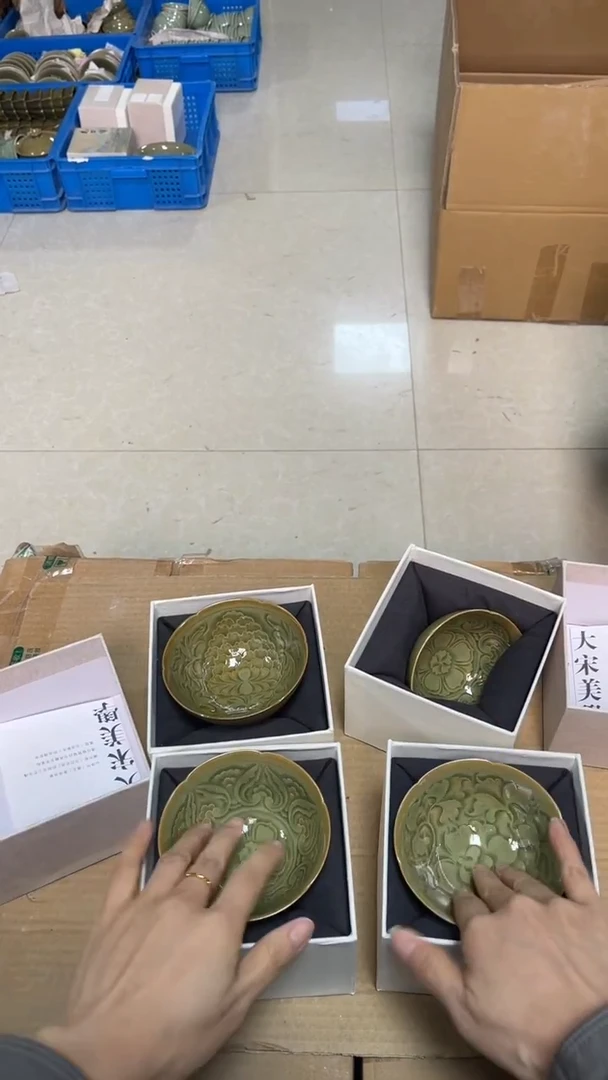 陶瓷纯手工橄榄绿内外双刻玉兰杯（一个）纹饰随机发