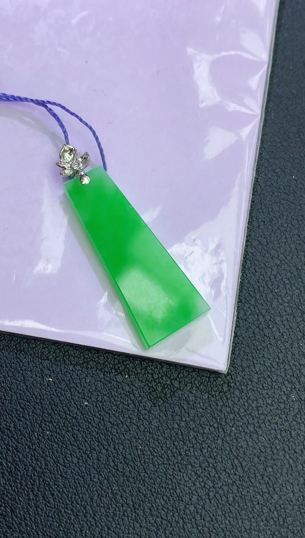 颈饰18K金镶嵌翡翠赠礼盒证书 麦麦