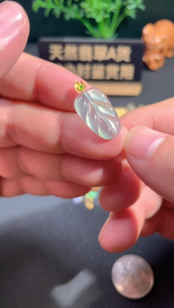 颈饰18K金镶嵌翡翠翡翠