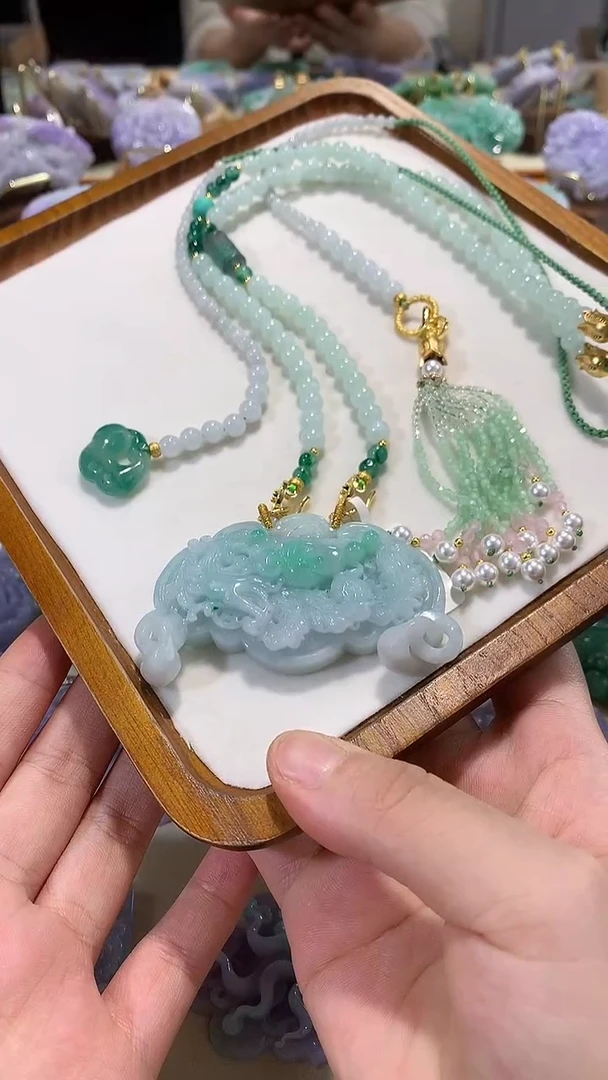 颈饰未镶嵌翡翠吊坠