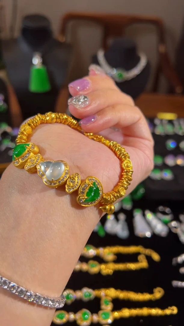 18K金镶嵌手链翡翠葫芦盘缠