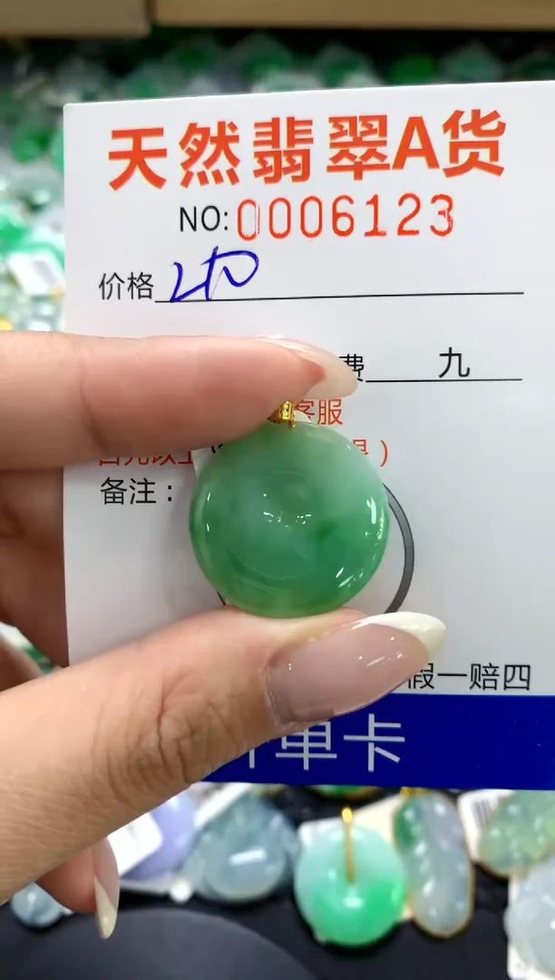 翡翠18K金镶嵌颈饰1111111111111111