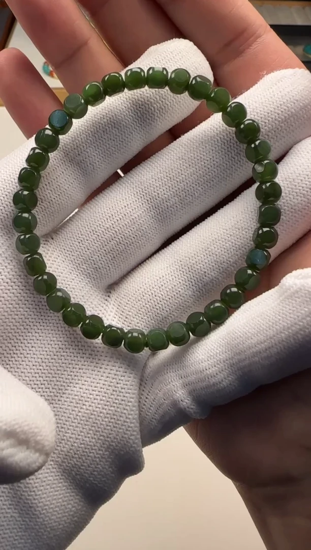 手串未镶嵌和田玉（碧玉）张*岁手串手串
