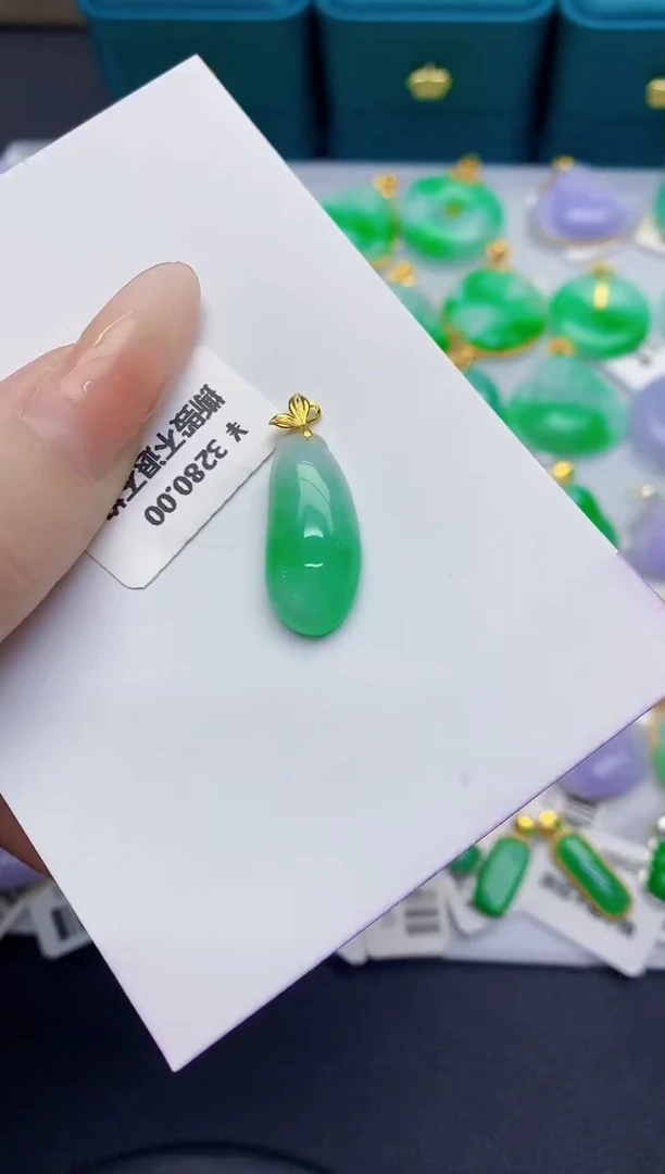 颈饰18K金镶嵌翡翠缅甸天然翡翠A货