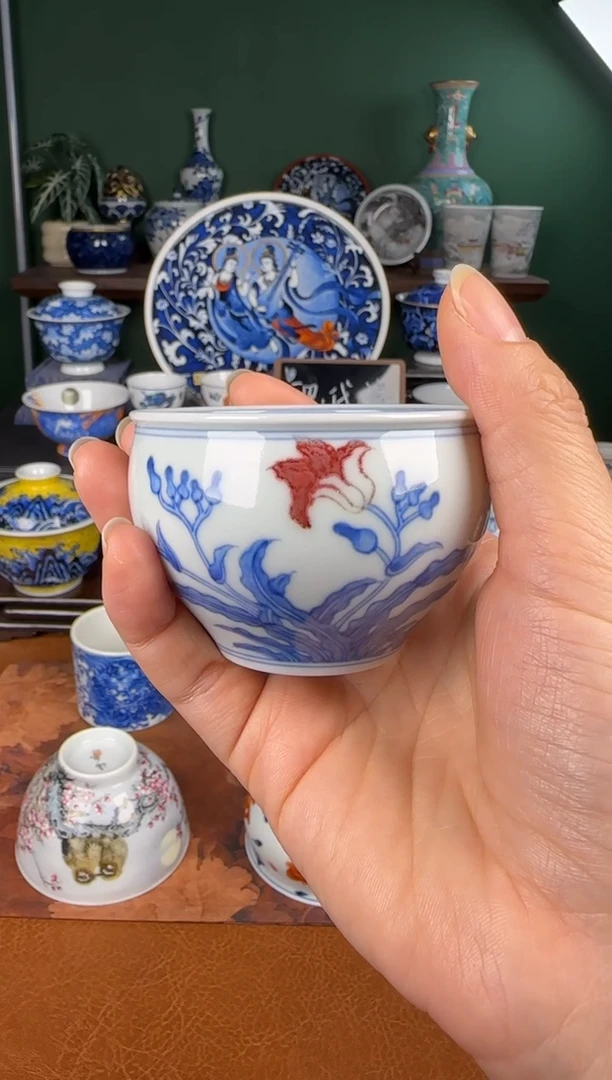 杯望月怀古。青花矾红百合。 缸杯