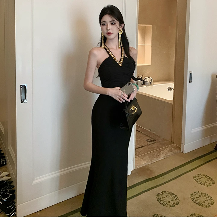 法式名媛轻奢V领珠片挂脖高级感礼服长裙性感气质收腰包臀连衣裙
