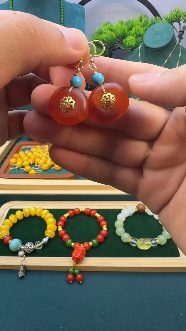 14K金镶嵌蜜蜡耳饰E137