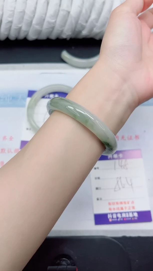 【闪购商品】石英质玉手镯未镶嵌148-56.4