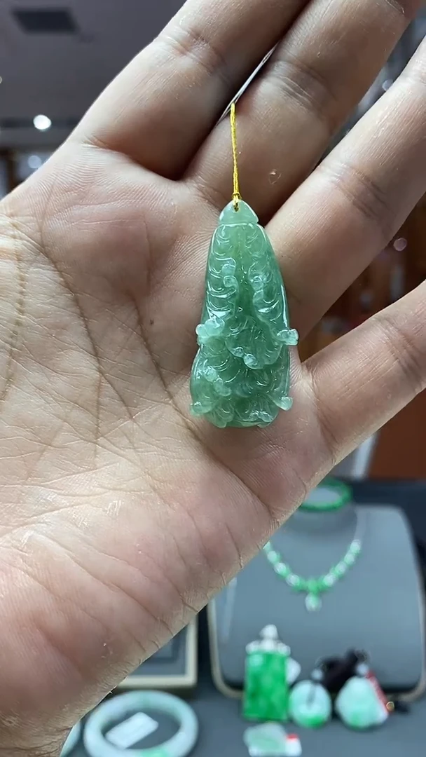 颈饰未镶嵌翡翠白菜