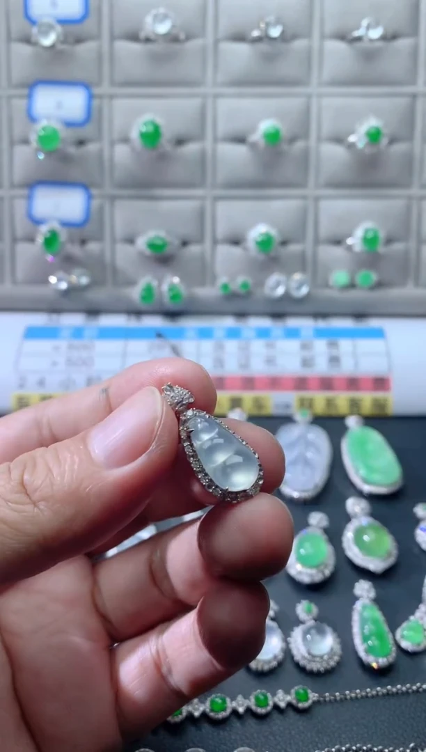 颈饰18K金镶嵌翡翠18K翡翠伴钻