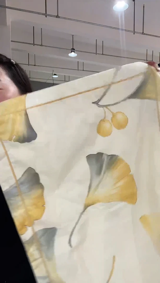 混纺主播手上展示的产品   枕套