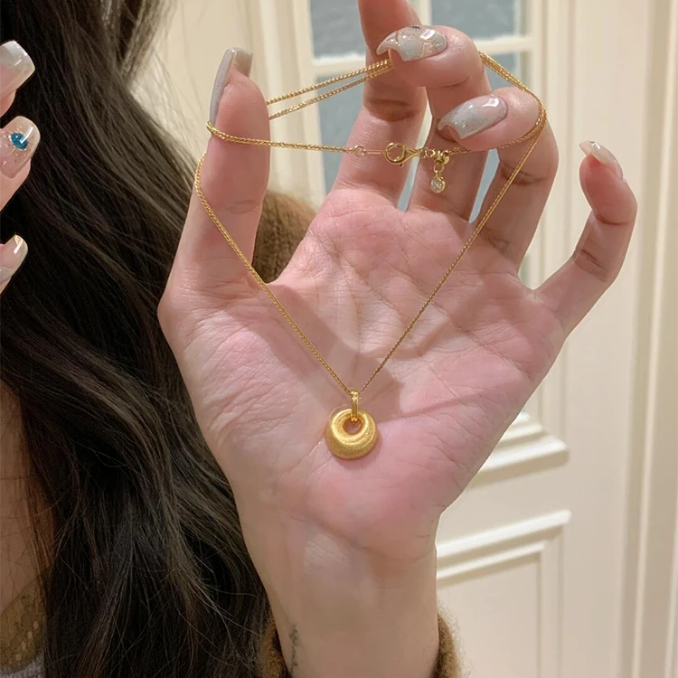 卡柒 铜合金项链 复古金色拉丝坨坨吊坠项链轻奢气质高级感锁骨链