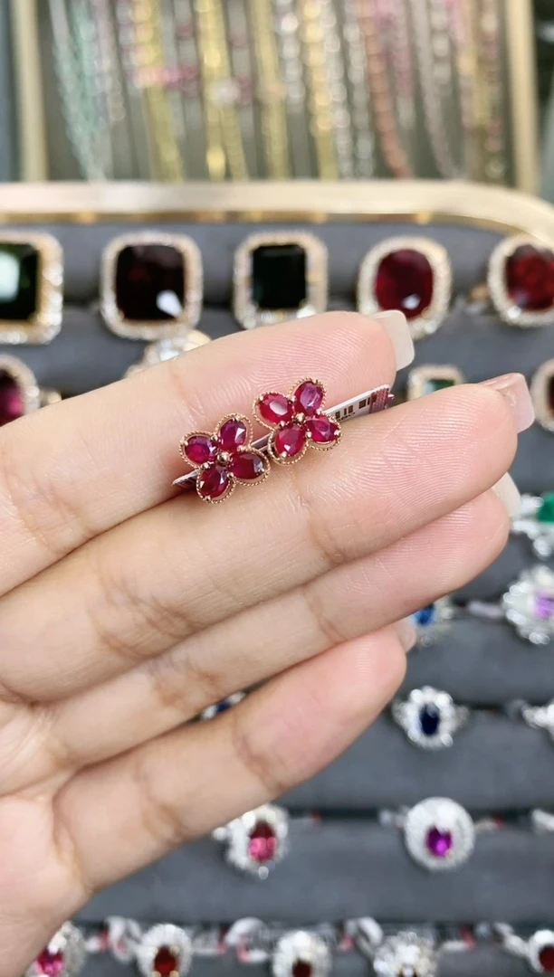 耳饰18K金镶嵌红宝石·