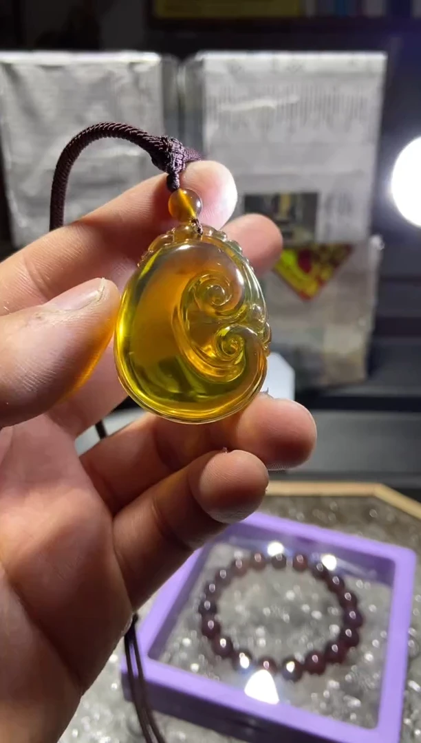 琥珀颈饰未镶嵌如意