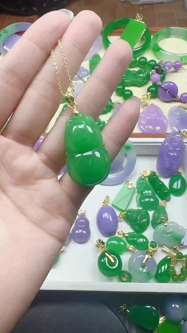 颈饰未镶嵌翡翠阳绿如意大葫芦