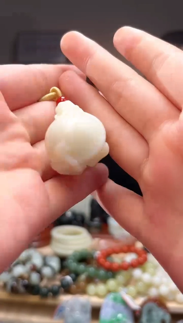 颈饰未镶嵌和田玉吊坠