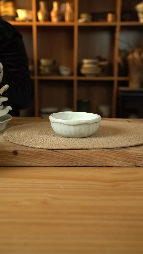 白色系列的蛋糕碗1个