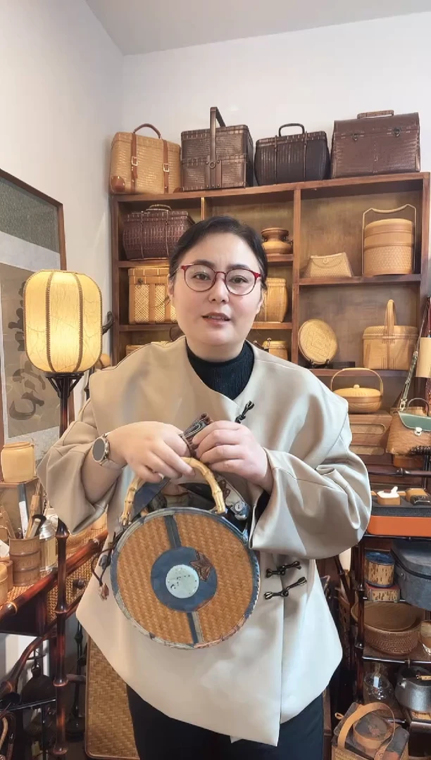 XJDM73-1缎面印花圆形双用莨玉美物包