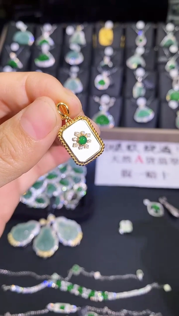 【闪购商品】翡翠吊坠(赠链)未镶嵌贝母无事牌吊坠