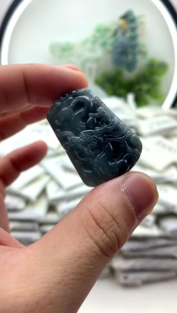 翡翠未镶嵌颈饰小龙牌