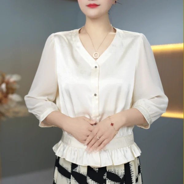 M夏季新款设计感小众时尚气质女V领七分袖t恤百搭0828-1