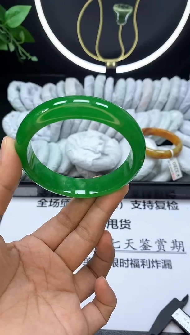 翡翠手镯未镶嵌60