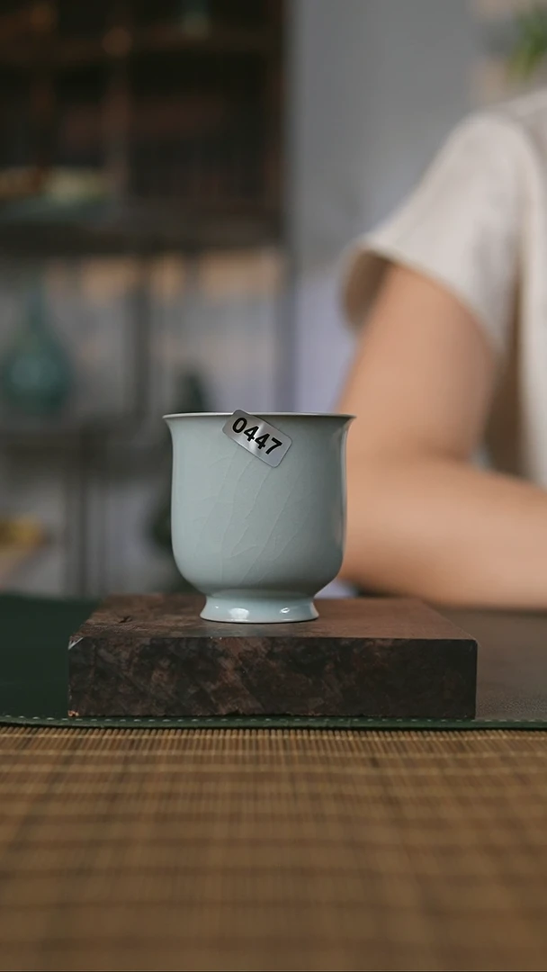 瓷片仿古月白小卷足主人杯0447