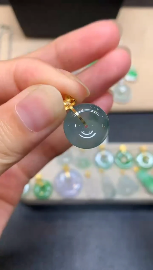 颈饰18K金镶嵌翡翠平安扣【无服务费