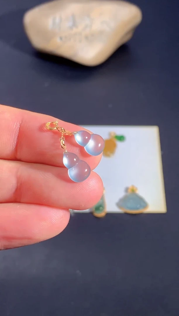 颈饰18K金镶嵌翡翠