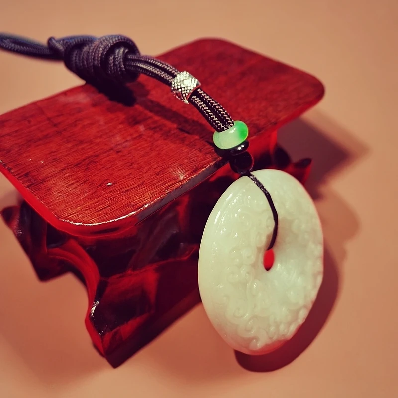 和田玉女款手工时尚绿色冰透仿古龙凤呈祥飘绿女款手工时尚绿色