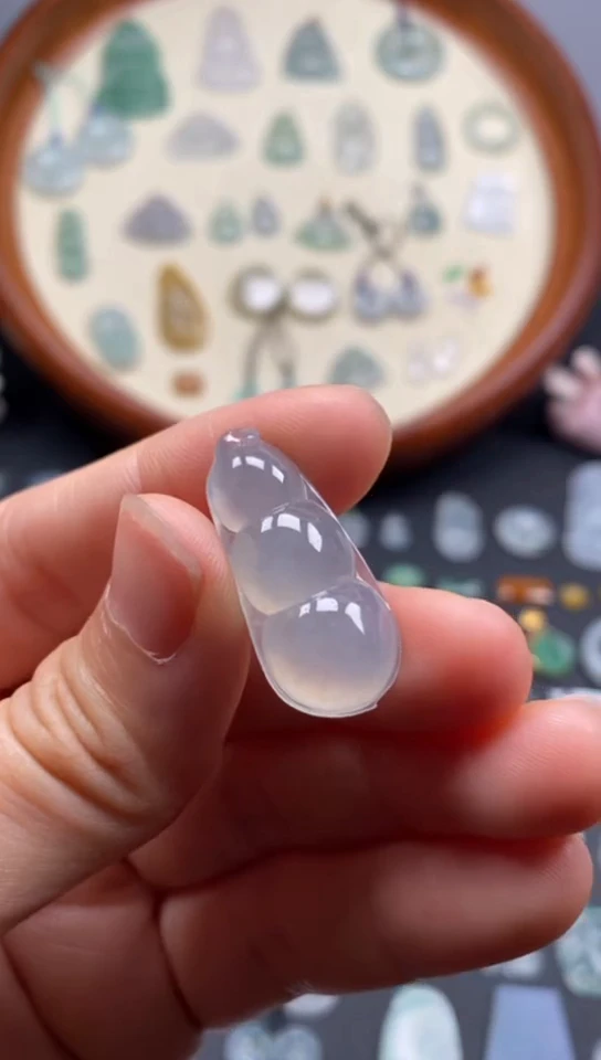 翡翠未镶嵌颈饰高冰豆子/芬