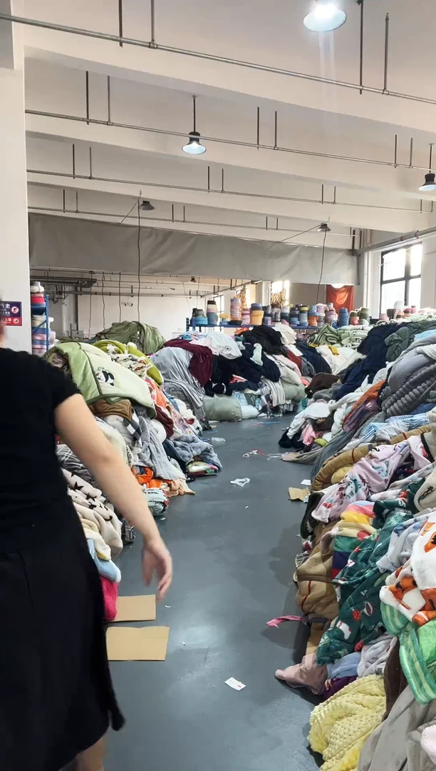 混纺主播手上展示的产品