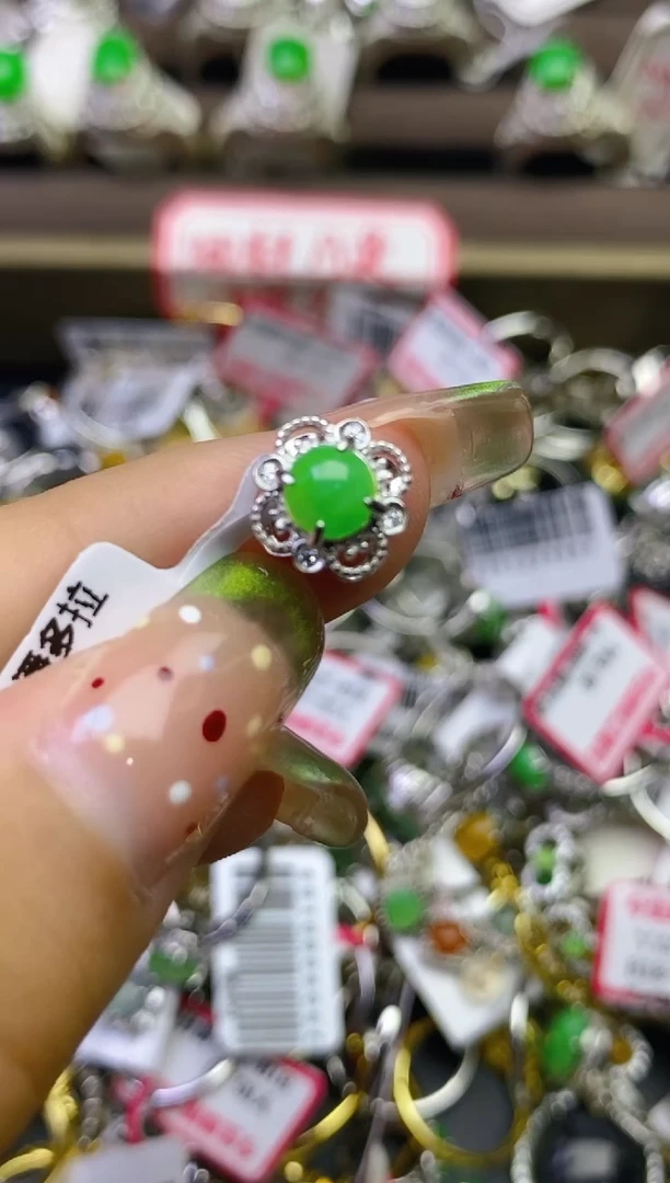 翡翠戒指未镶嵌百内无证书