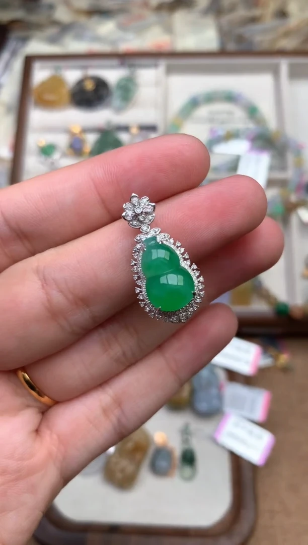 18K金镶嵌挂件翡翠—