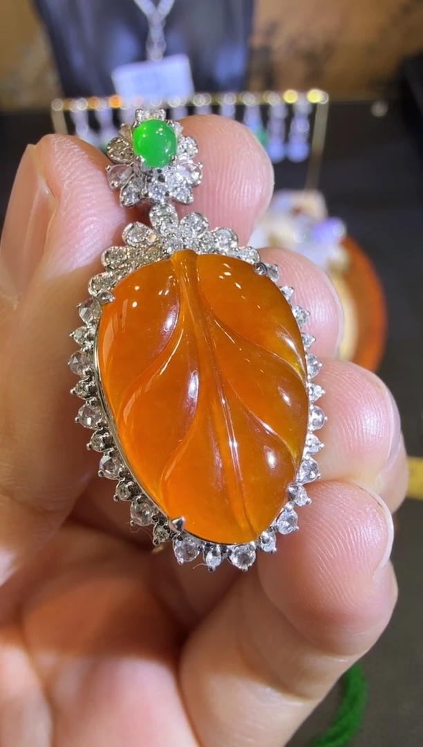 【闪购商品】翡翠吊坠(赠链)18K金镶嵌黄翡树叶吊坠